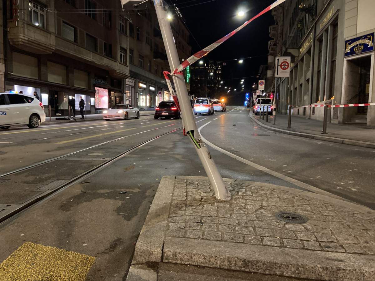 Unfall Bellevue Zürich: Porsche Macan kracht in Lichtsignalanlage