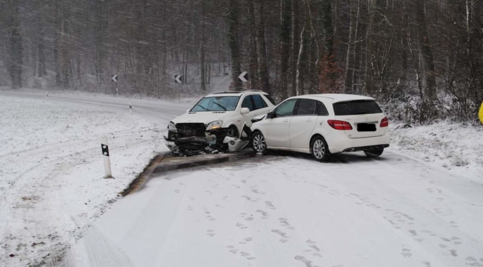 Ramsen SH: Unfall auf schneebedeckter Strasse