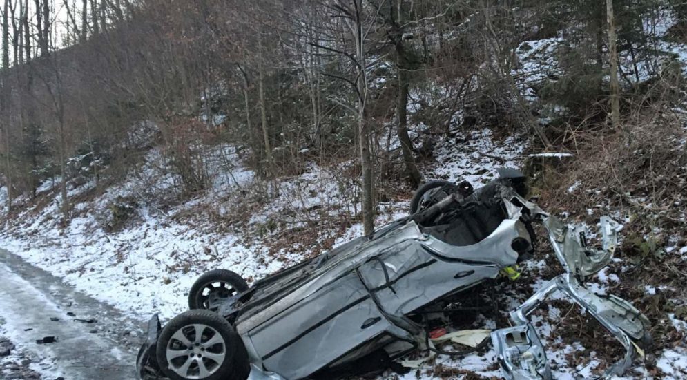 Wüster Unfall in Mitlödi GL: Fahrzeug überschlägt sich