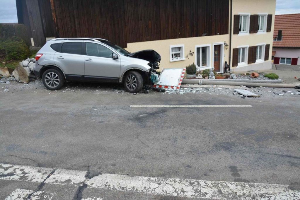 Nuglar-St. Pantaleon SO - Unfall löst Stromausfall aus