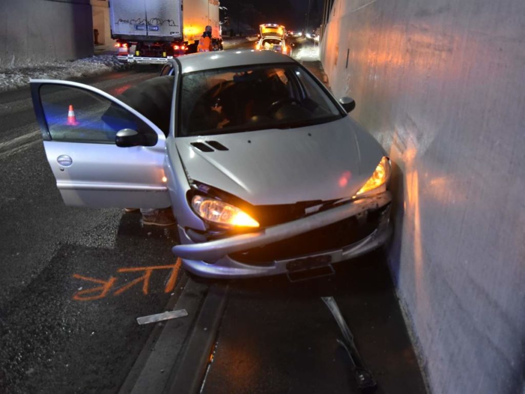 Unfall A28 Seewis-Pardisla GR - Lenkerin (21) schleudert gegen Tunnelwand