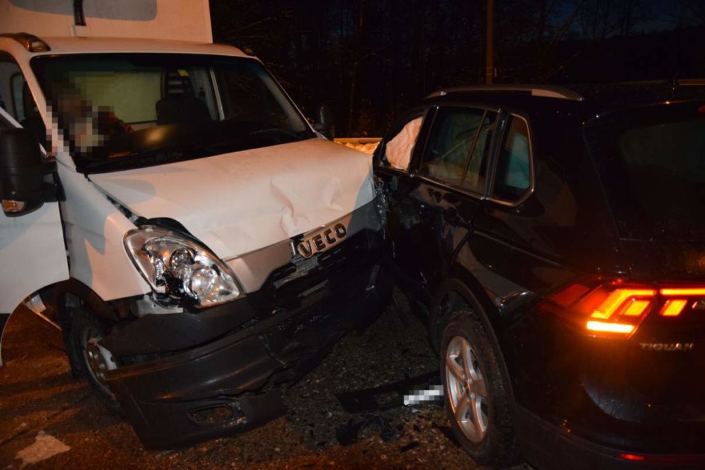 Unfall Riedholz: Crash zwischen Auto und Lieferwagen