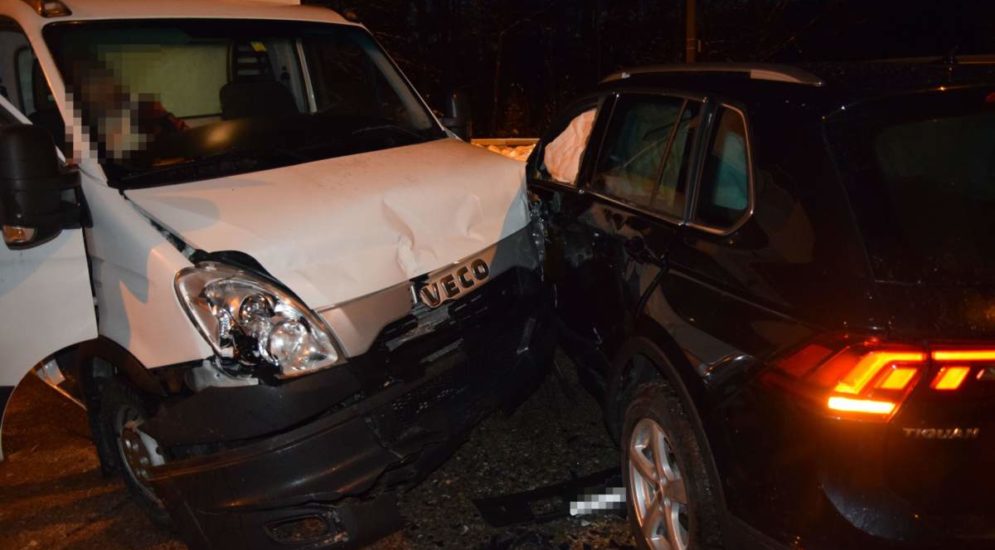 Unfall Riedholz: Crash zwischen Auto und Lieferwagen