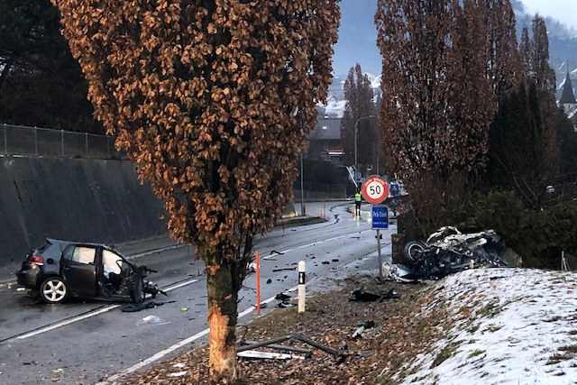 Schwerer Unfall Epagny FR - Auto bricht auseinander nach Frontal-Crash in Baum