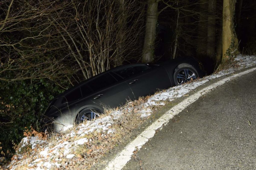 Unfall Wolfhalden AR - Herrschaft über Auto verloren und in Böschung gelandet