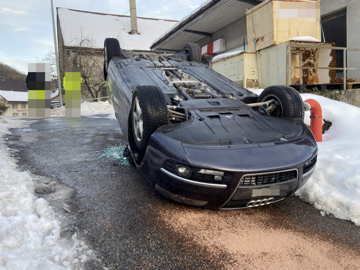 Bei Unfall in Thalheim Auto aufs Dach gelegt