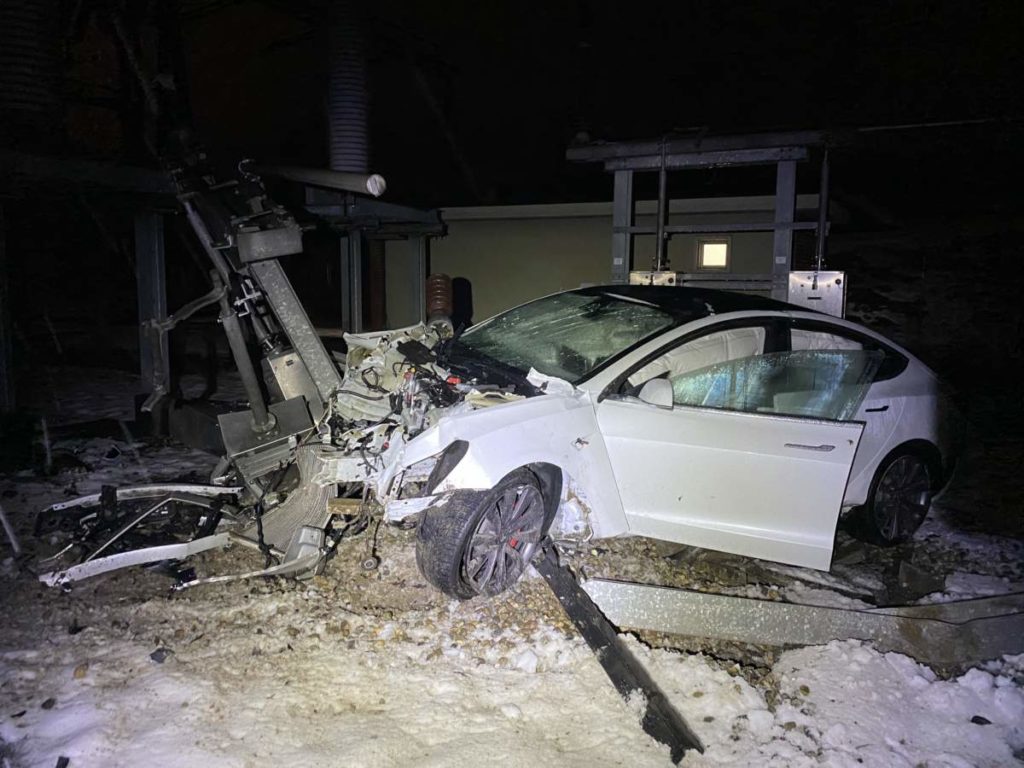 Unfall Oftringen AG - Tesla-Fahrer (23) hebt ab und schiesst über Sicherheitszaun
