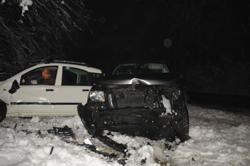 Dornach SO - Unfall zwischen zwei Autos auf schneebedeckter Strasse