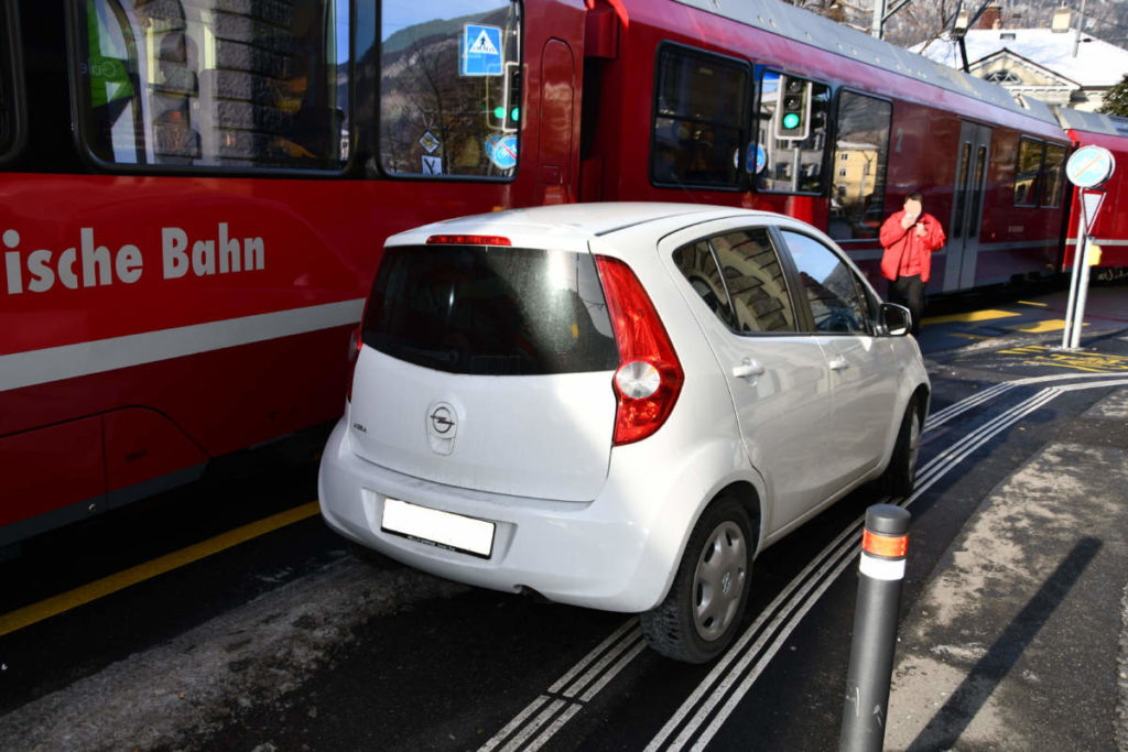 Unfall Chur GR - Auto von Arosabahn erfasst