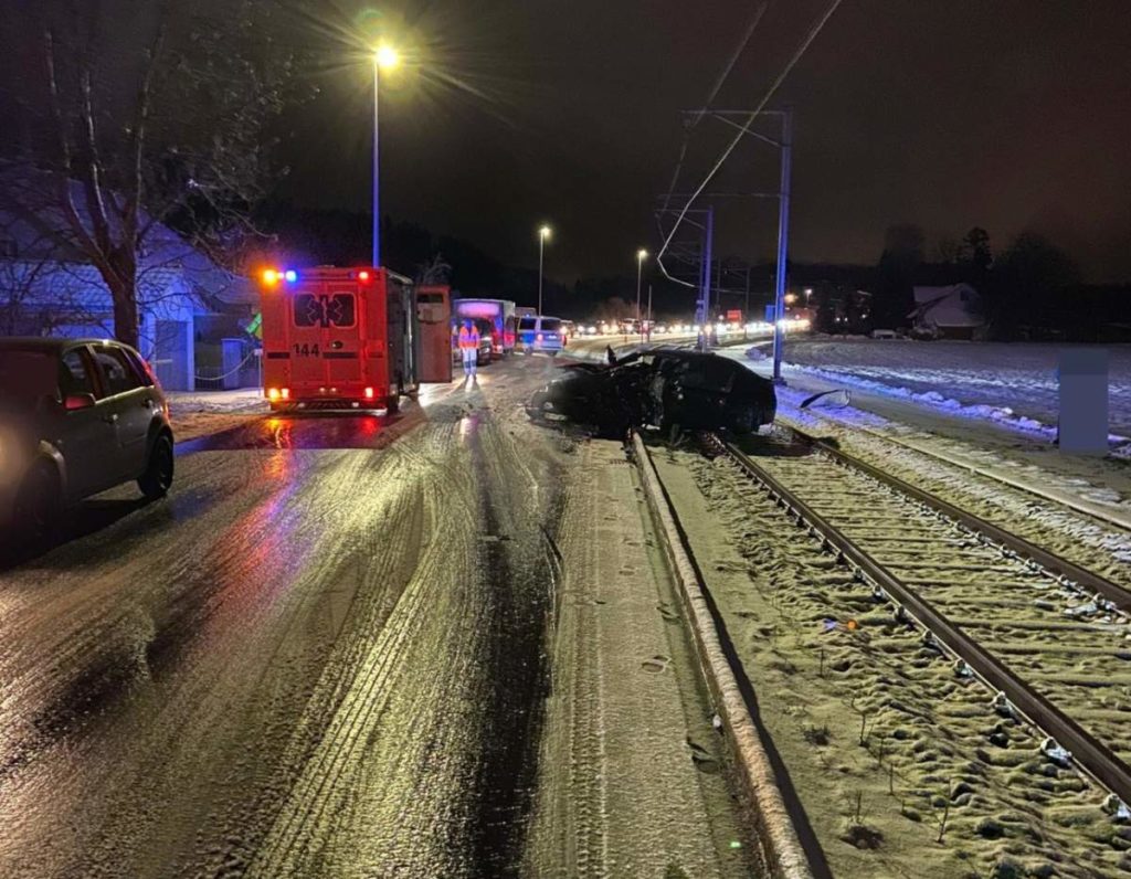 Lenzburg AG: Auto bei Unfall auf die Gleise geschleudert