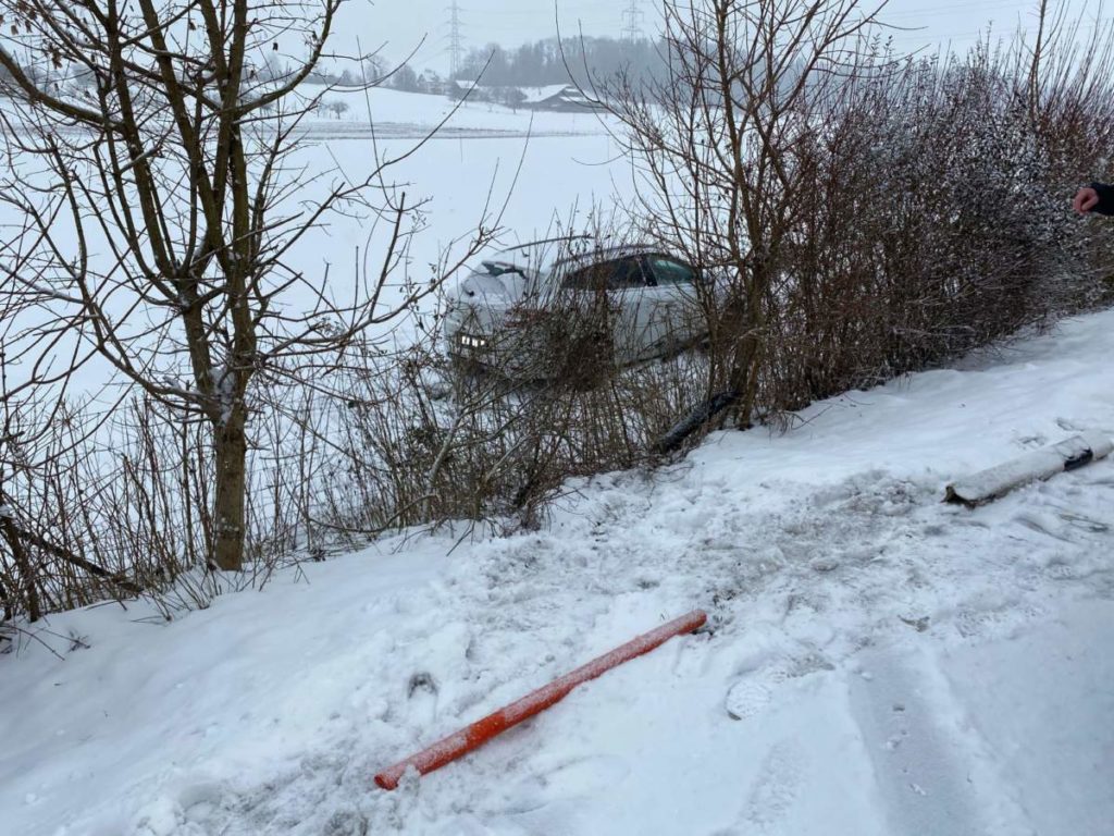 Schneefall im Kanton Zug: Vier Unfälle und Verkehrsbehinderungen