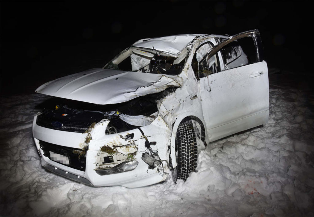 Unfall Wiesenberg NW - Auto überschlägt sich mehrmals: Zwei Verletzte