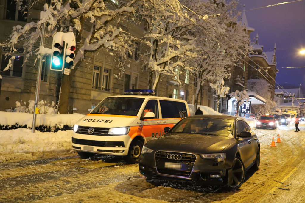 Unfall St.Gallen SG - Autofahrer (29) mit Bus und Patrouillenfahrzeug kollidiert