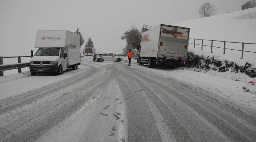 Unfälle Schwyz SZ - Erhebliche Schneefälle führen zur Sperrung der A4