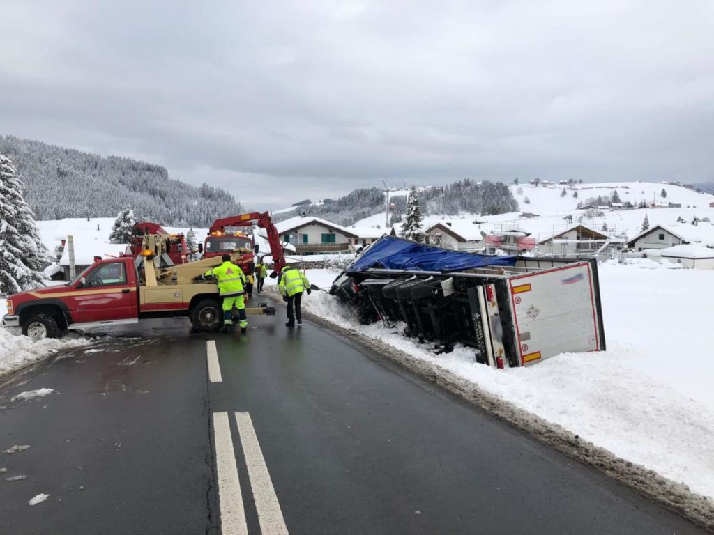 Kanton Schwyz: Hauptstrasse H8 aufgrund einer Fahrzeugbergung gesperrt