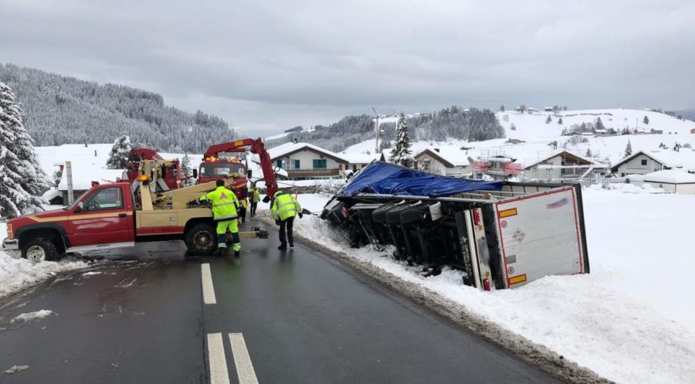 Kanton Schwyz: Hauptstrasse H8 aufgrund einer Fahrzeugbergung gesperrt
