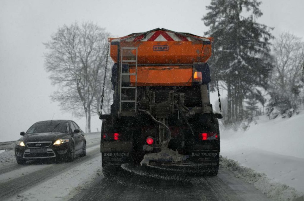 Oberwil-Lieli AG - Schneeräumungsfahrzeug überholt und verunfallt
