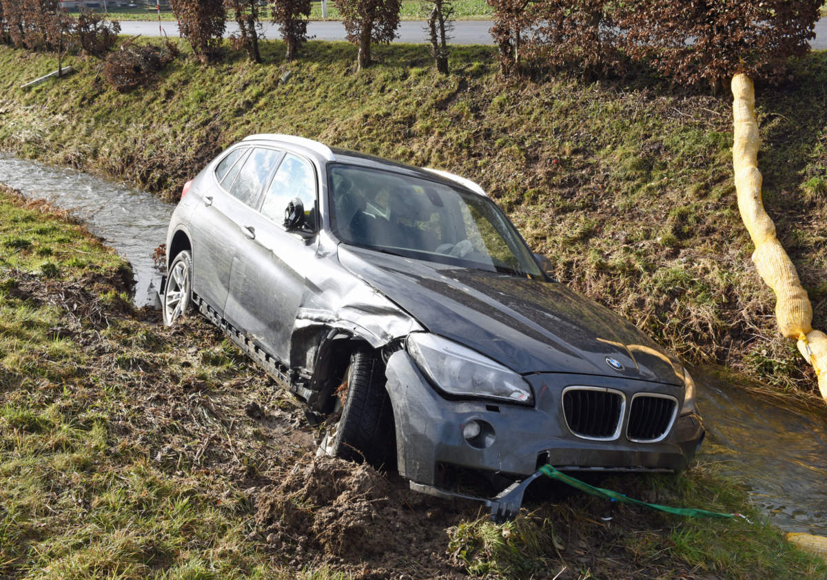 Unfall Langnau LU - Auto landet im Huebbach