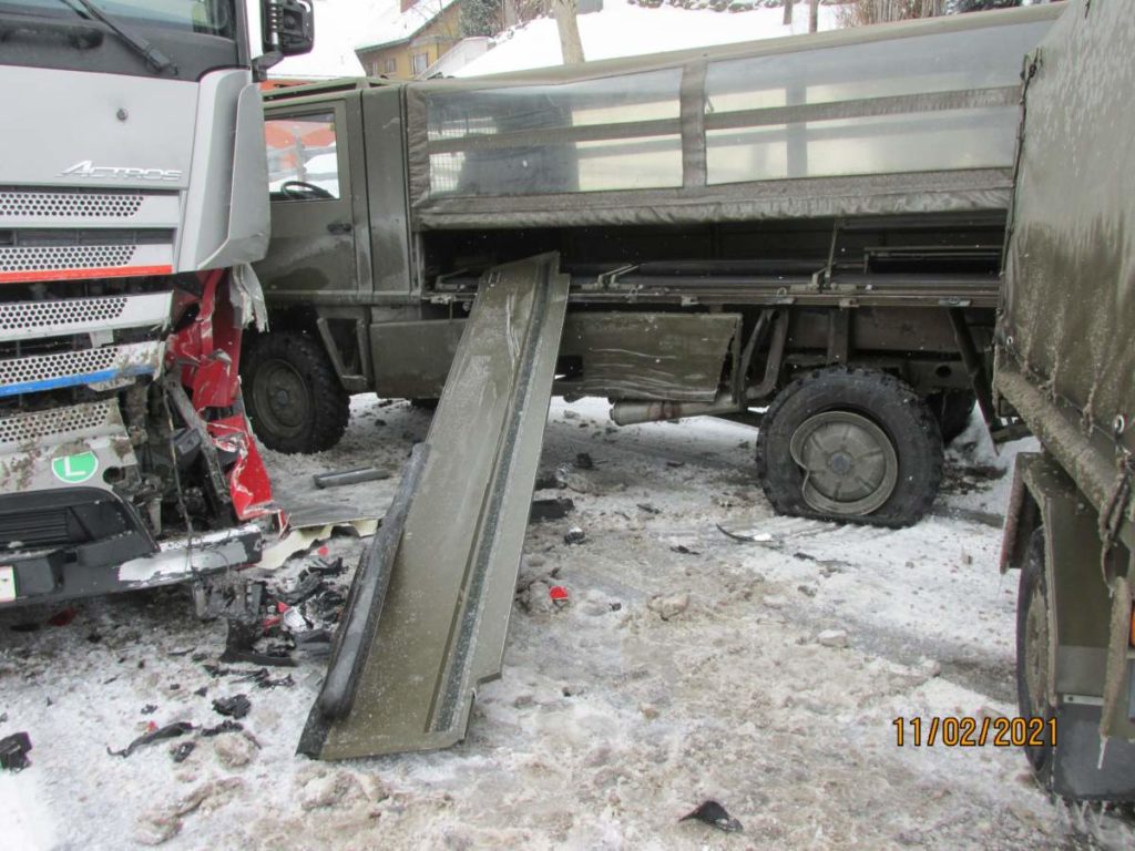Filzbach SZ: Unfall mit Militärlastwagen