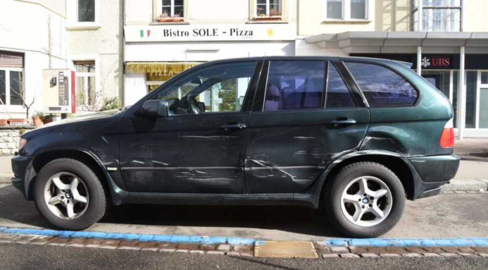 Basel: Parkiertes Fahrzeug bei Unfall massiv beschädigt