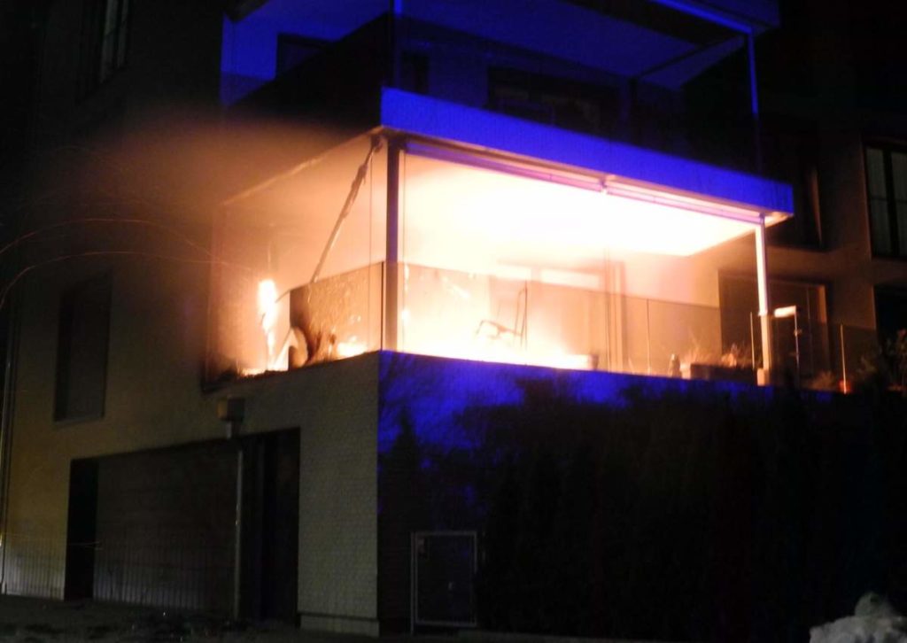 Ibach SZ - Offenes Feuer auf Balkon
