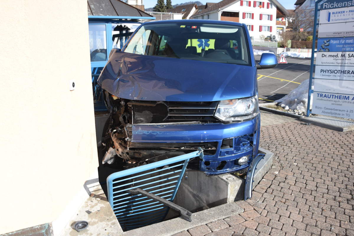 St. Gallenkappel SG: Bei Unfall gegen Auto und in Hausfassade geprallt