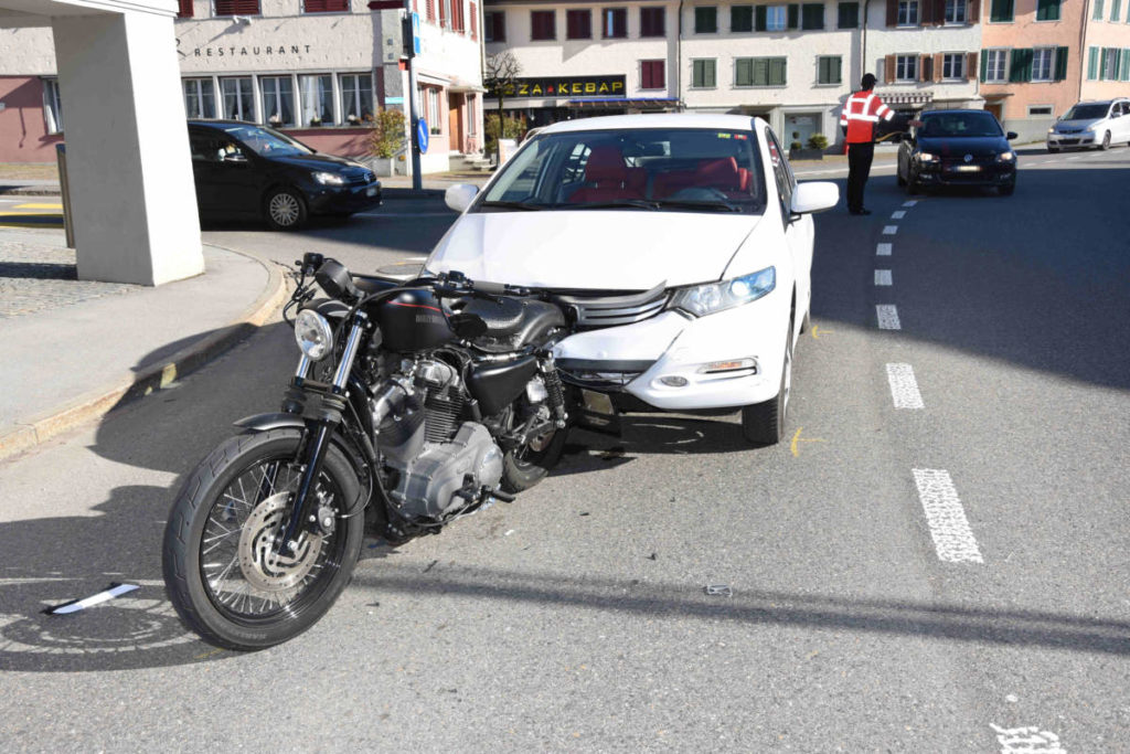 Unfall in Kaltbrunn: Auto kracht in Motorrad