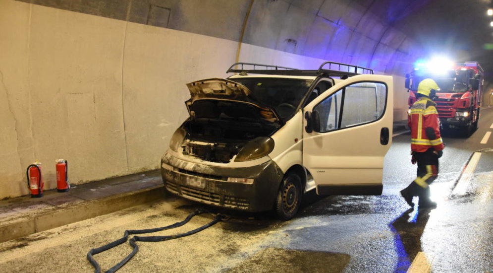 Unfall Uznach SG - Lieferwagen brennt im Uznabergtunnel ab