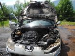 Arth SZ: Motorraum eines Fahrzeugs während der Fahrt in Brand geraten