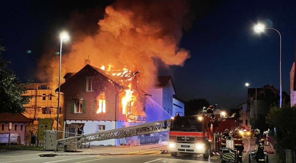 Bäch SZ: Wohnhaus bei Feuer vollkommen zerstört