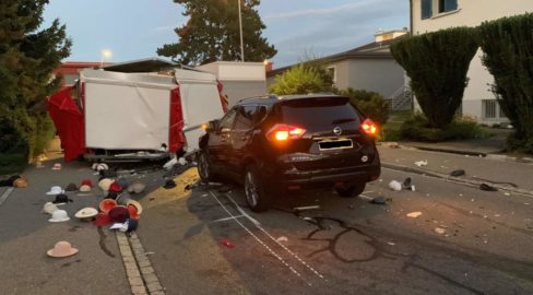 Glattbrugg (Opfikon): Spektakulärer Unfall fordert Verletzten