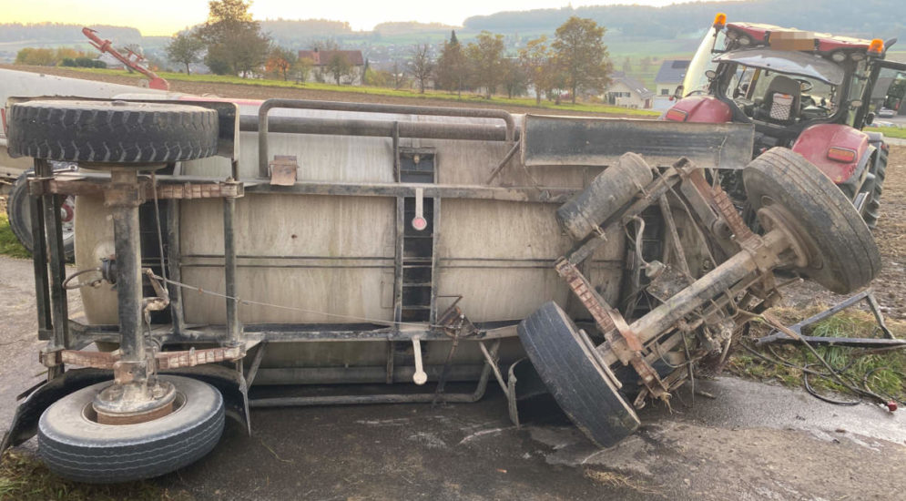 Schlatt TG: Jauchewagen umgekippt - 4000 Liter Gülle ausgelaufen