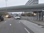 Dübendorf ZH: Auto prallt bei Unfall heftig gegen Mauer