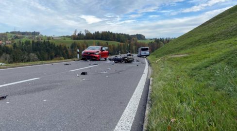Schwerer Unfall in Menzingen ZG: Motorradlenker stirbt vor Ort