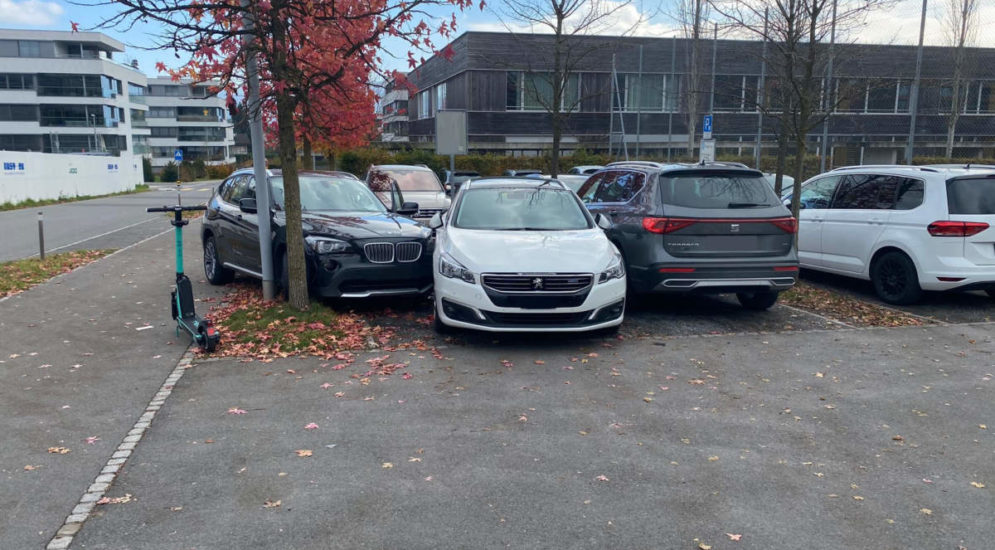 Hünenberg ZG: Autofahrerin kracht in parkiertes Fahrzeug