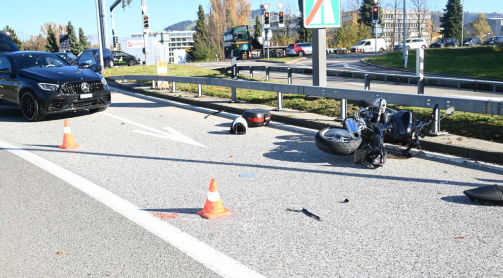 Unfall St.Gallen: Lenkerin (20) prallt in Motorrad