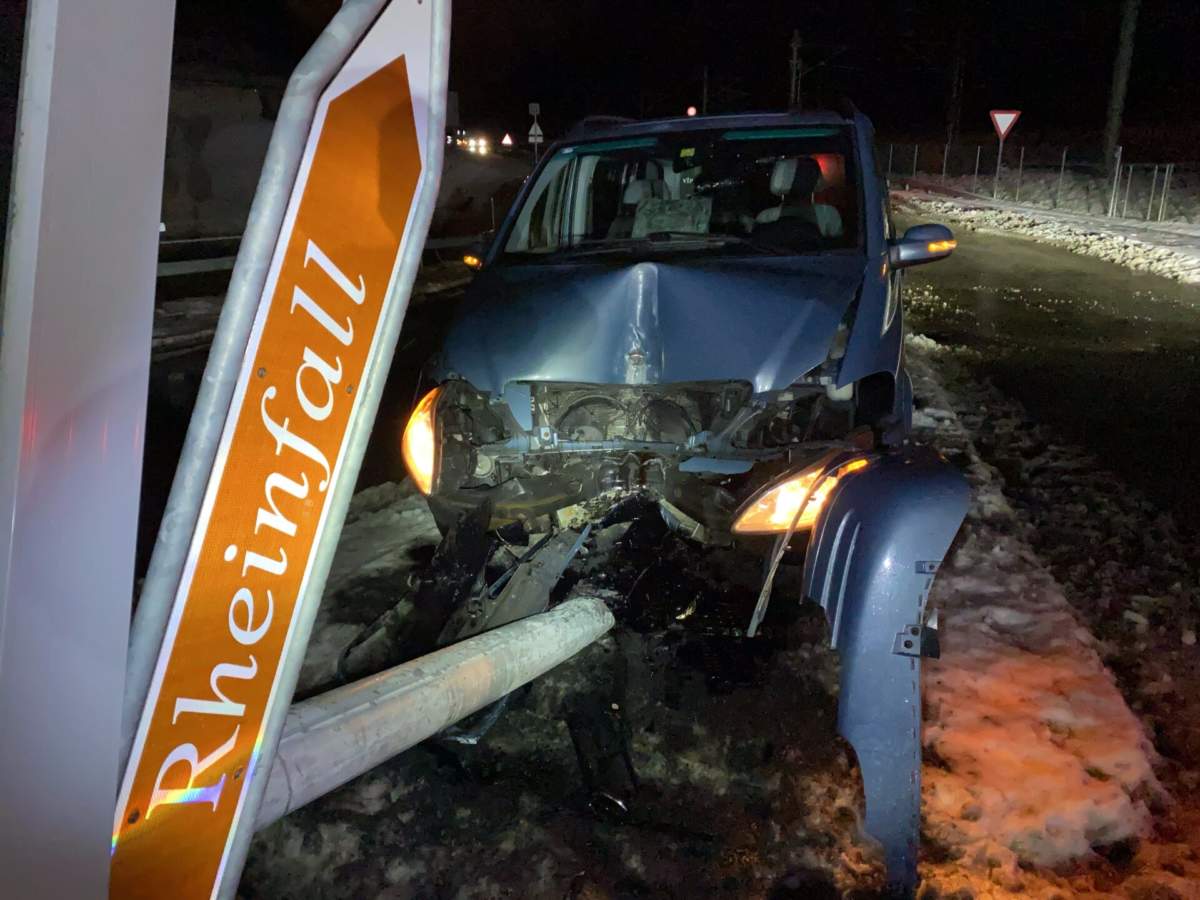 Unfall Neuhausen am Rheinfall Fahrunfähig frontal gegen Signaltafel