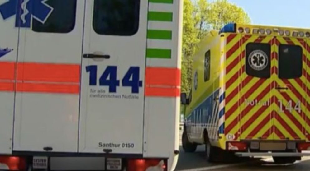 Unfall Adliswil ZH: Kranmonteur 4 Meter tief gestürzt und schwer verletzt