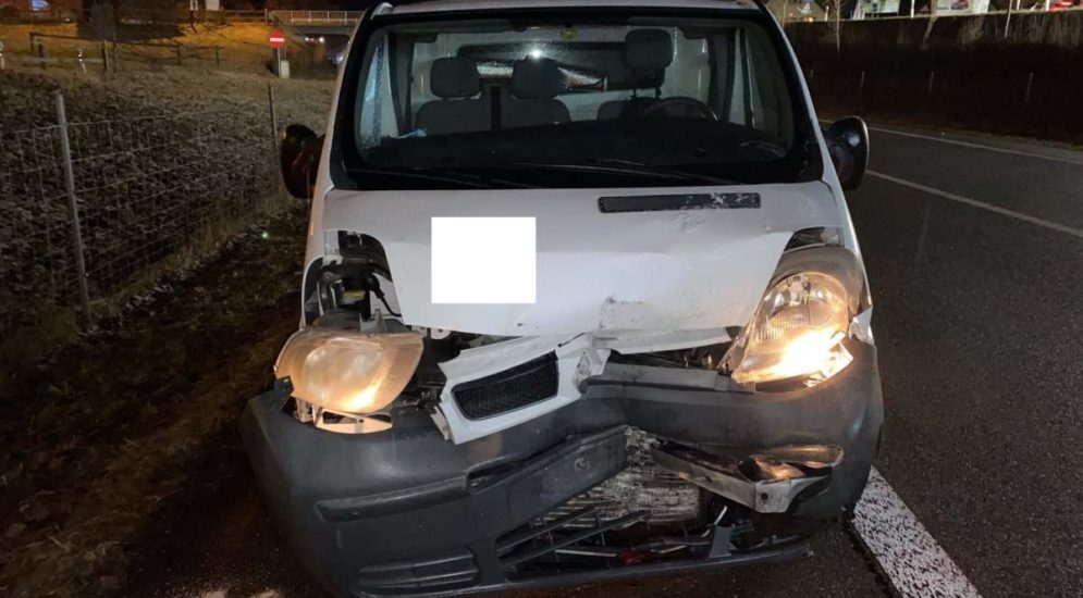 Bargen SH: Lieferwagen crasht bei Unfall in Auto