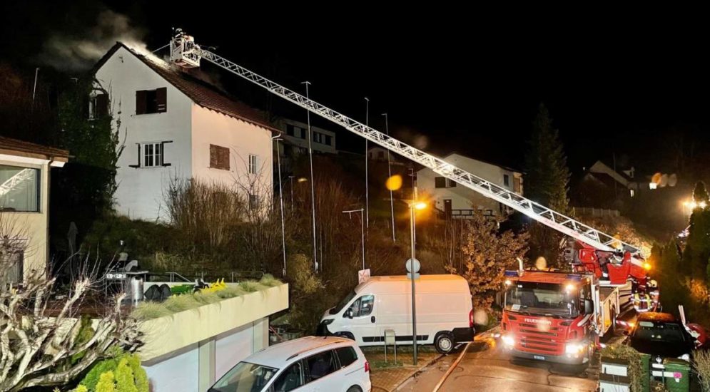Füllinsdorf BL: Dachstock in Brand geraten