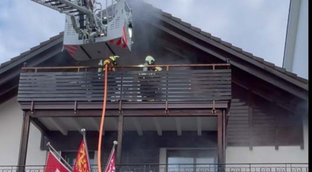 Freienbach SZ: Fassade eines Gebäudes in Brand geraten