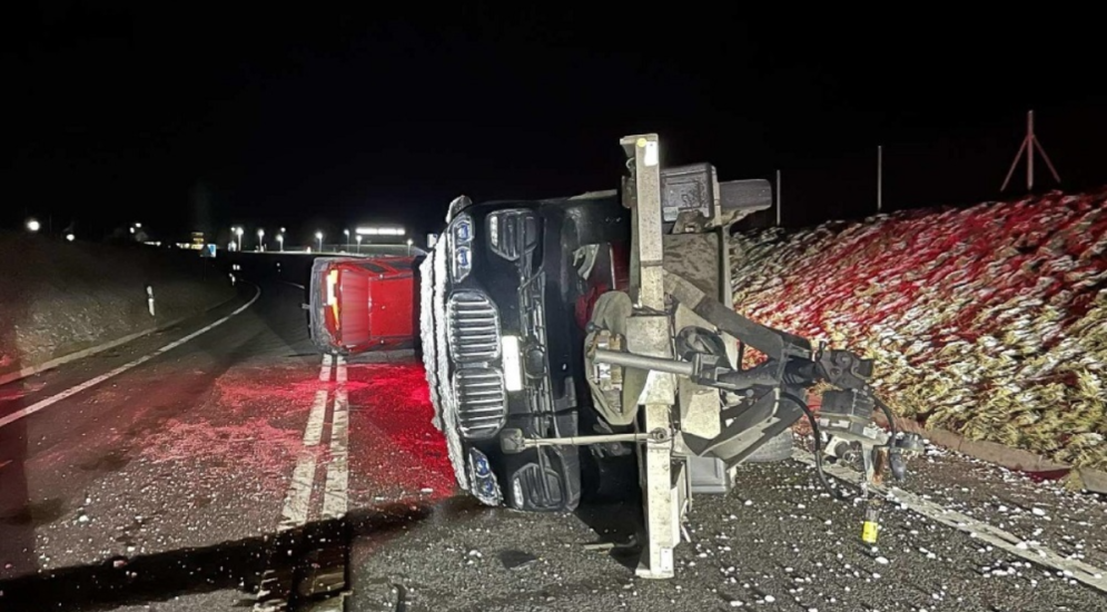 H189 Bulle FR: Geländewagen mit Anhänger bei Unfall umgekippt