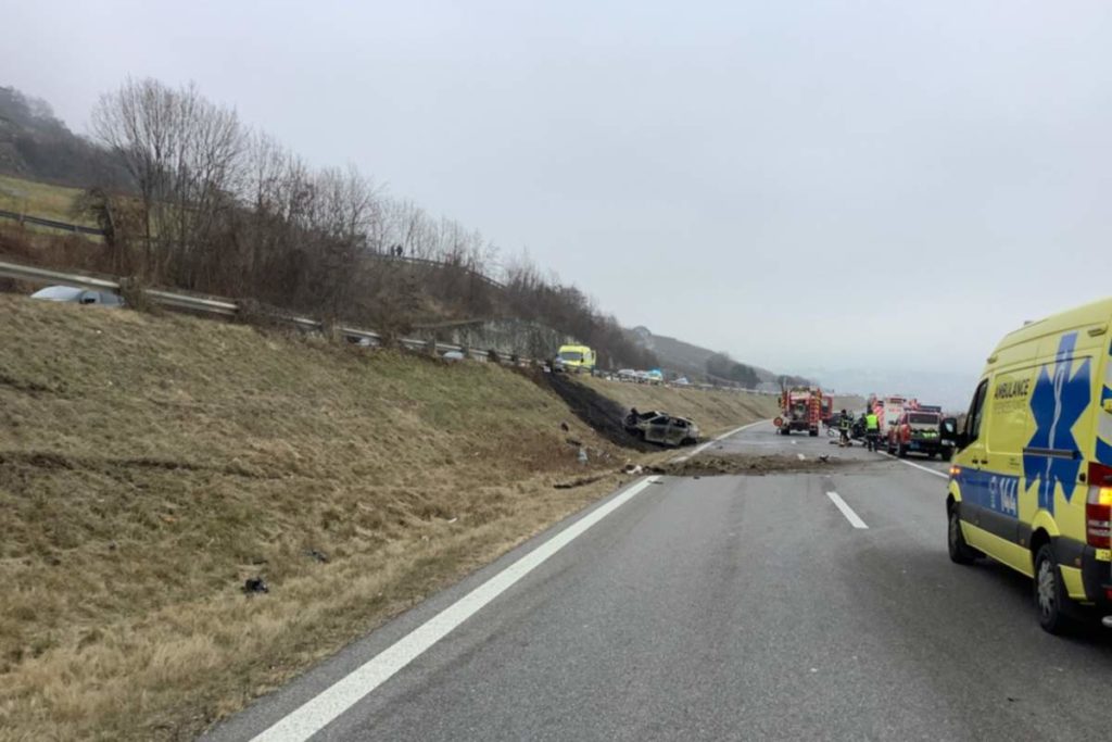 Eine Tote und drei Verletzte bei schwerem Unfall auf der Autobahn