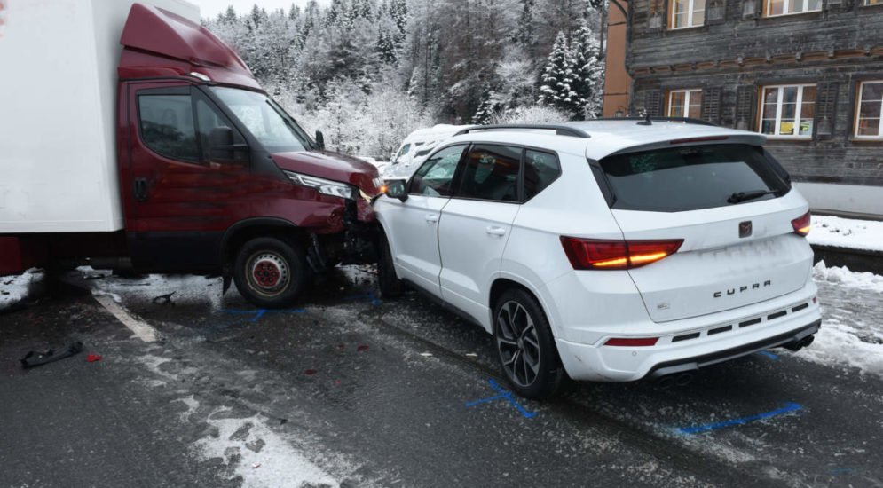 Hüswil LU: Strasse nach Unfall mit vier Fahrzeugen gesperrt
