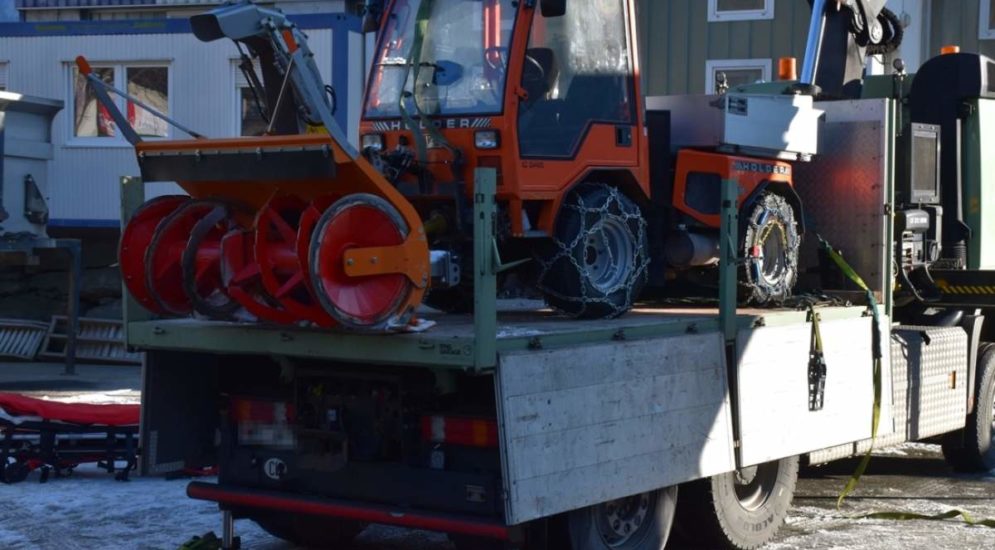 Thusis GR: Lastwagenchauffeur stürzt von Ladebrücke