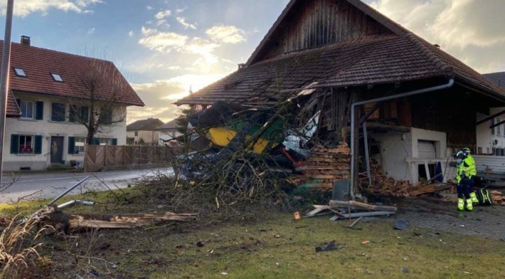Schafisheim AG: Lastwagen donnert bei Unfall in Haus