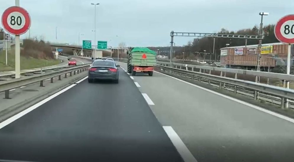 Schaffhausen: Traktor samt Anhänger auf der A4 !
