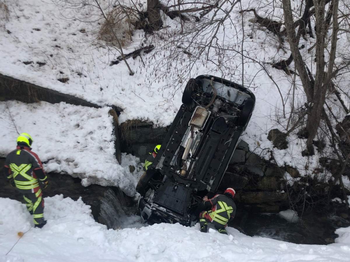 Zillis GR: Auto landet bei Unfall in Bach