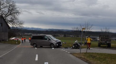 Fehraltorf ZH: Zwei Schwerverletzte nach Unfall mit Motorrad