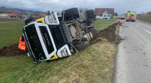 Altikon: Unfall mit Lastwagen - Strasse mehrere Stunden gesperrt